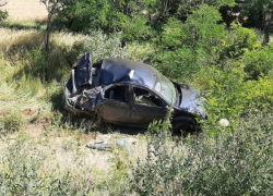 Под Волгоградом мужчина погиб в перевернувшейся Renault Logan