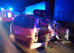 Легковой автомобиль сплющило после столкновения с фурой под Волгоградом: трое пострадавших 