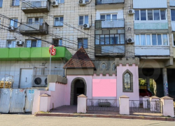 Розовое кафе-замок внутри невзрачной девятиэтажки продают в Волгограде