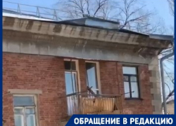 В Волгограде штормовой ветер сносит крыши: видео