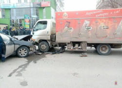 В ДТП с грузовиком с мороженым пострадал волжанин с 11-летним школьником