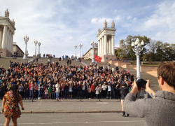 1000 человек на Центральной набережной Волгограда хором спели "Самый лучший день"