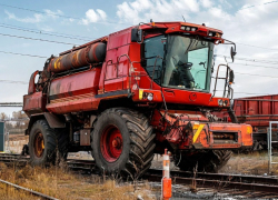 Комбайн устроил катастрофу с поездом на переезде под Волгоградом