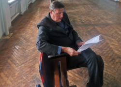 Волгоградского депутата суд признал виновным в избиении соседки