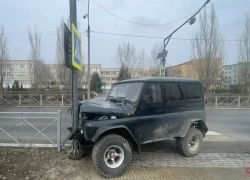 Водитель УАЗ сбил женщину и протаранил столб в Волжском