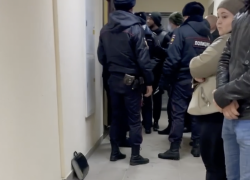 Окровавленный сотрудник полиции и кража оленя в центре Волгограда попали на видео