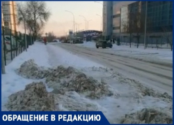 Возле спорткомплекса снег вывезли с проезжей части на тротуар в Волгограде: видео 