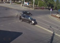 На видео попало очередное жесткое ДТП на перекрестке на Комсомольской в Волгограде