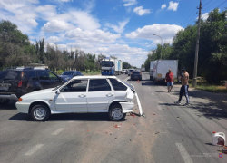 Под Волгоградом иномарка устроила массовое ДТП с грузовиком