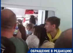 «Стояли даже в тамбуре»: переполненный волгоградский пригородный поезд сняли на видео пассажиры