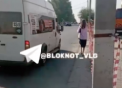 Волгоградцы боятся быть раздавленными автобусом из-за перекрытия остановки рабочими 