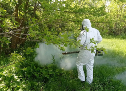 Люди в противогазах с микробиологическим оружием отбивают водоемы под Волгоградом