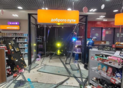 Пьяный волгоградец на "Ниве" протаранил заправку: видео с места