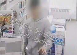 Смазку прикарманил вор из аптеки в Волгограде — видео