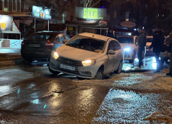 В огороженный банановыми коробками провал рухнула машина в Волгограде