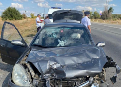 В Волгоградской области легковушка врезалась в КАМАЗ: есть пострадавшая