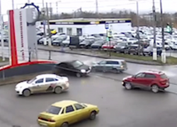Два авто мощно разнесло в Волгограде после нелепой ошибки — видео