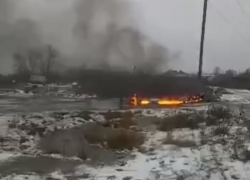 На севере Волгоградской области рухнул и загорелся неопознанный объект: видео