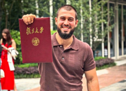 Наследник миллиардной соковой империи показал, что делает руками