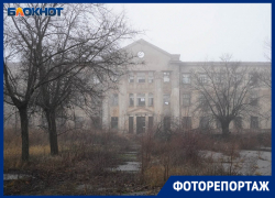 «Мы катимся ко дну, разворовали всю страну»: в Волгограде превратили в руины огромную воинскую часть