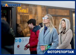 Яркие колготки, рваные штаны и цветные сумки - волгоградцев «на стиле» показал фотограф