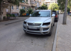 На севере Волгограда каждую ночь «бомбят» машины во дворах