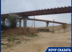 «Путин должен убирать мусор?»: окурки и битые бутылки скопились у забора стройки обхода Волгограда