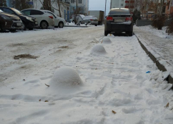 Незаметные из-за снега бетонные ограждения в Волжском несут опасность для автомобилистов