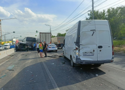 Момент столкновения 10 машин попал на видео в Волгограде 