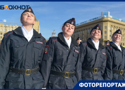 Красавицы-полицейские и мужественные ОМОНовцы: стражи порядка отметили профессиональный праздник в Волгограде