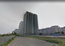 В центре Волгограда с элитной 19-этажки сорвался мужчина