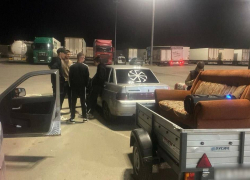 Кураж молодежи с диваном на проезжей части попал на видео под Волгоградом 