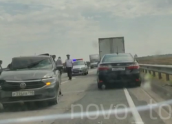 Фура с арбузами снесла половину Volkswagen на трассе Волгоград-Москва: видео