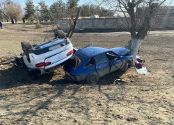 Подробности столкновения «Москвича» и Mercedes в Волгоградской области: оба водителя в больнице 