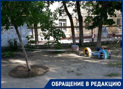Детский сад в Волгограде ограждает вместо забора ржавая труба