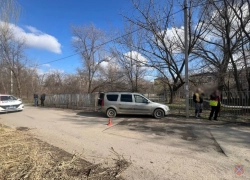 Срезающего камыш рабочего сбила легковушка на юге Волгограда