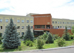 В Волгограде непривитая от COVID-19 медсестра кардиоцентра судится из-за отстранения 