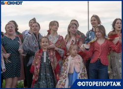 «Катюшу» массово спели Екатерины в центре Волгограда 