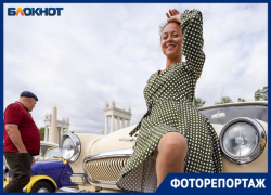 Пикантные красотки в чулках и красных платьях: по Волгограду проехали уникальные ретро-машины 