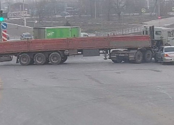 Многометровый КамАЗ перекрыл дорогу в Волгограде