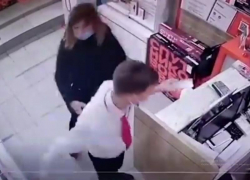 Неудачная попытка женщины отобрать у продавца мобильный с помощью электрошокера попала на видео в Волгограде