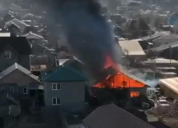 Огромный черный столб дыма: в Волгограде экстренно тушат частный дом