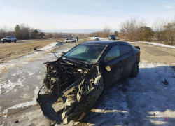 Легковушку смяло после столкновения с грузовиком в Волгоградской области: видео