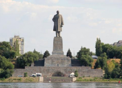 Календарь:20 апреля 1973 года в Волгограде на место свергнутого медного Сталина поставили бетонного Ленина