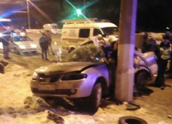 Nissan Almera намотало на столб в Волгограде: есть жертвы 