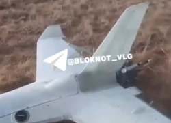 Сбитый над Волгоградской областью беспилотник найден в поле фермером: видео