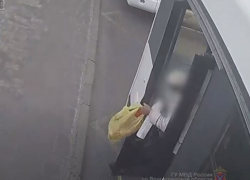 Пассажирка троллейбуса выпала на дорогу в Волгограде: видео с места ДТП