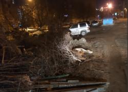 Жители Волгограда боятся спать из-за пожароопасной свалки во дворе 