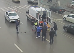 Перебегающий дорогу в Волгограде пешеход попал под колеса авто: видео ДТП