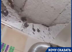 Глыба штукатурки рухнула с потолка в аварийном жилом доме в Волгограде